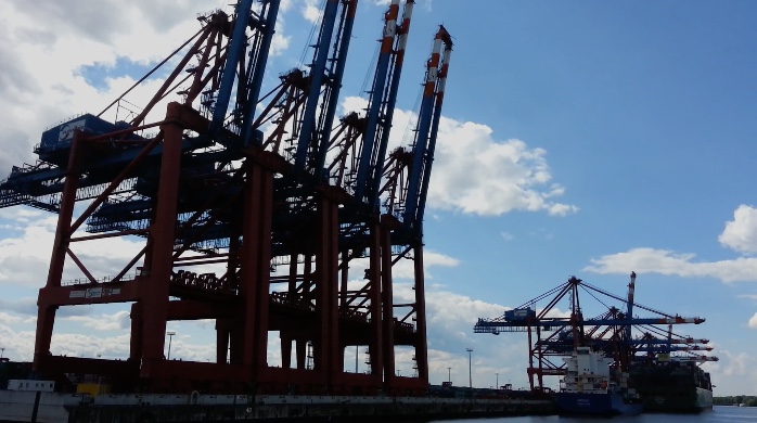 Turmhohe Verladekräne im Hamburger Hafen